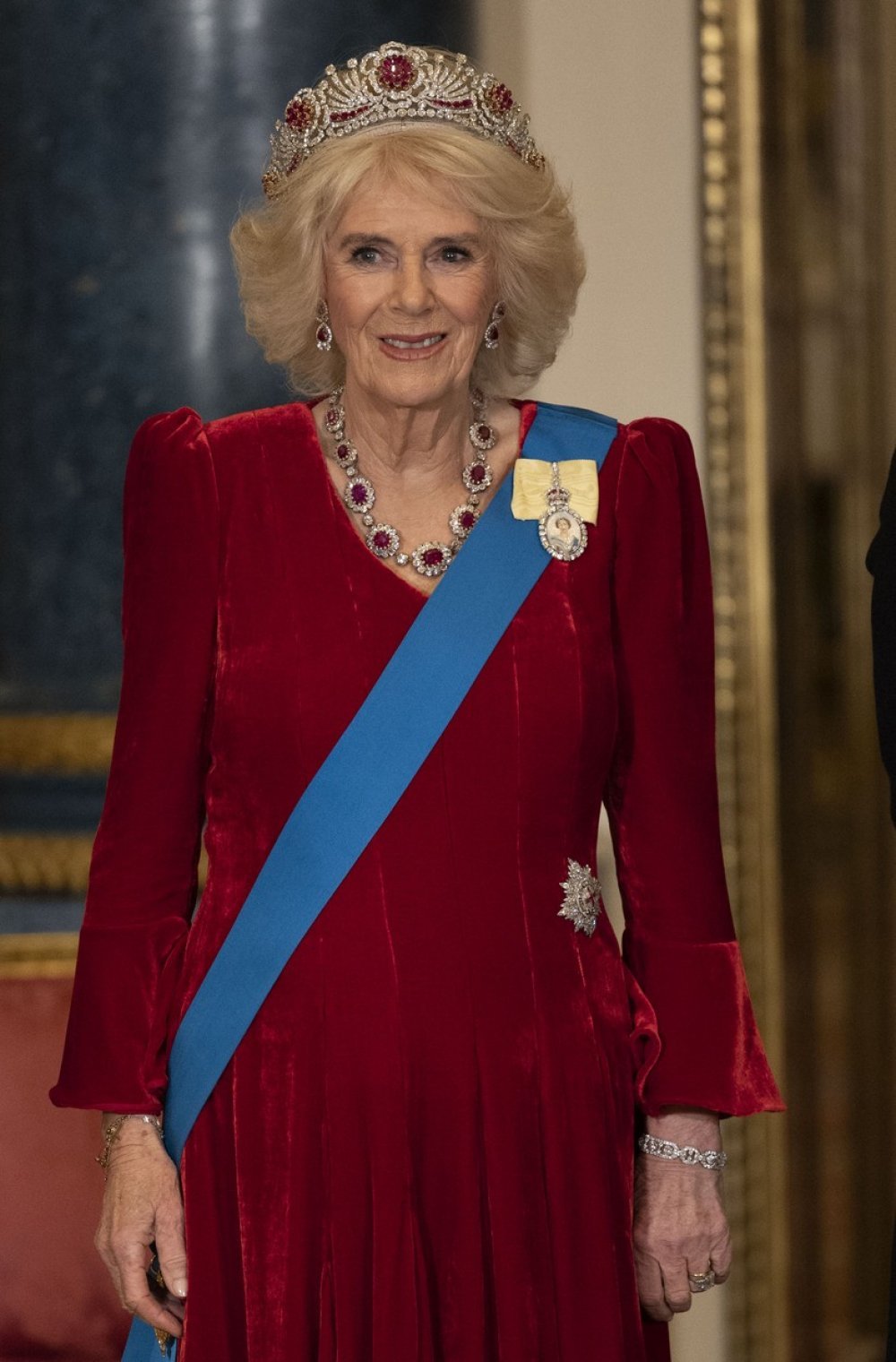 Kraljica Camilla s krunom ukrašenom rubinima