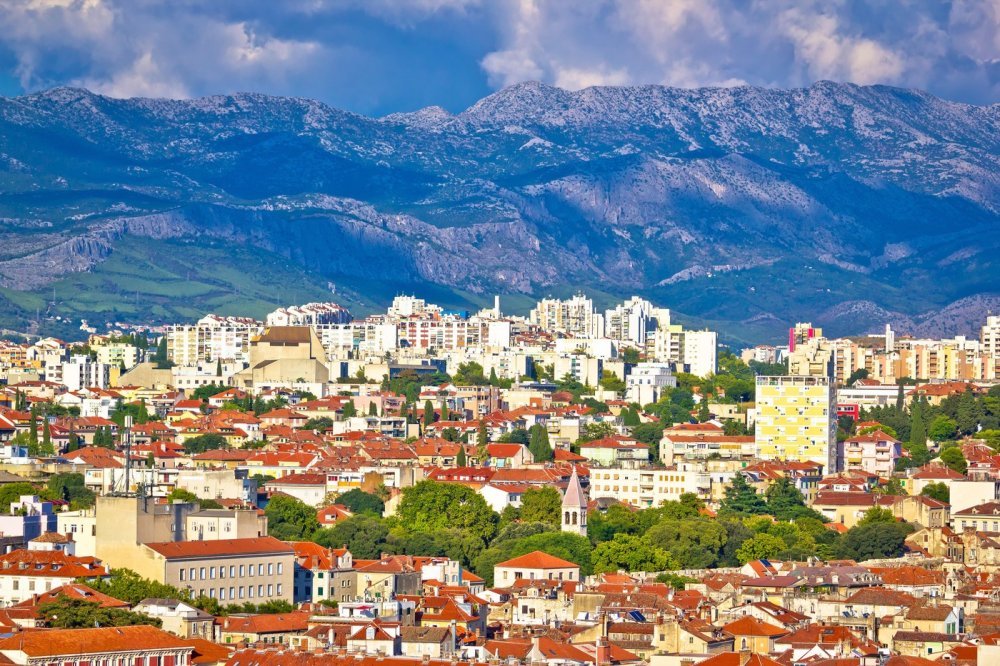 Mosor (u pozadini)