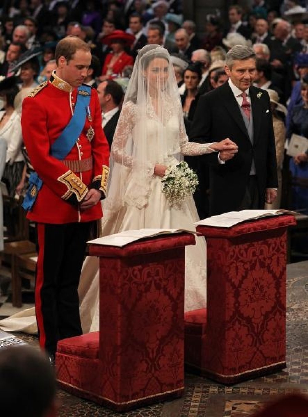 Princ William i Kate u pratnji oca