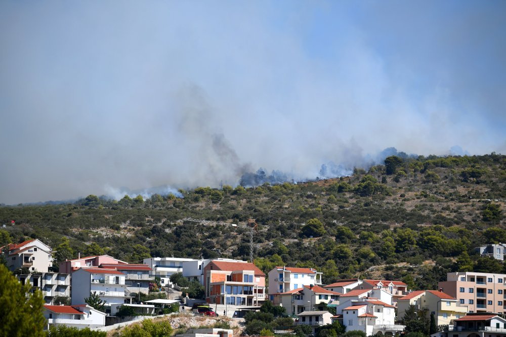 Zjarr pranë Primoštenit