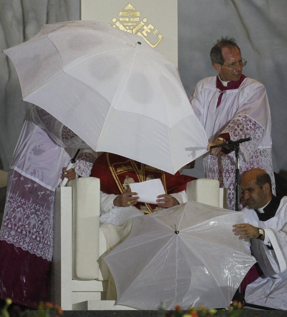 Papa u Madridu za nevremena je prekinuo misu (10)