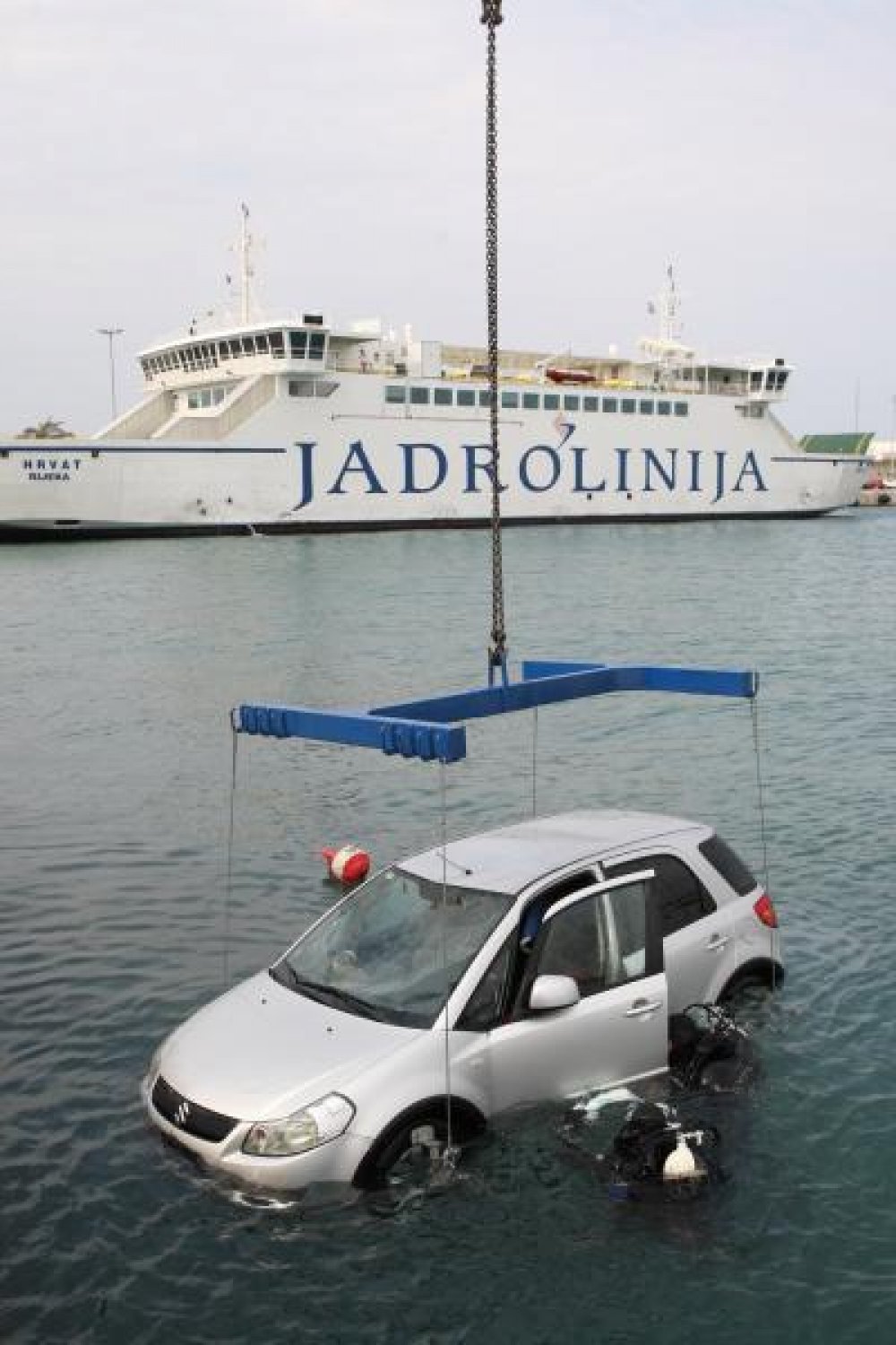 Izvlačenje automobila iz mora u splitskoj luci (4)