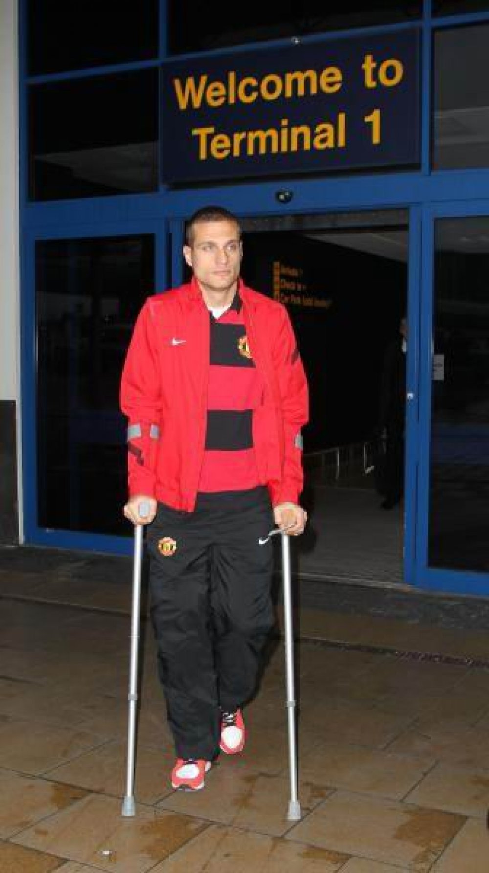 Nemanja Vidić na štakama