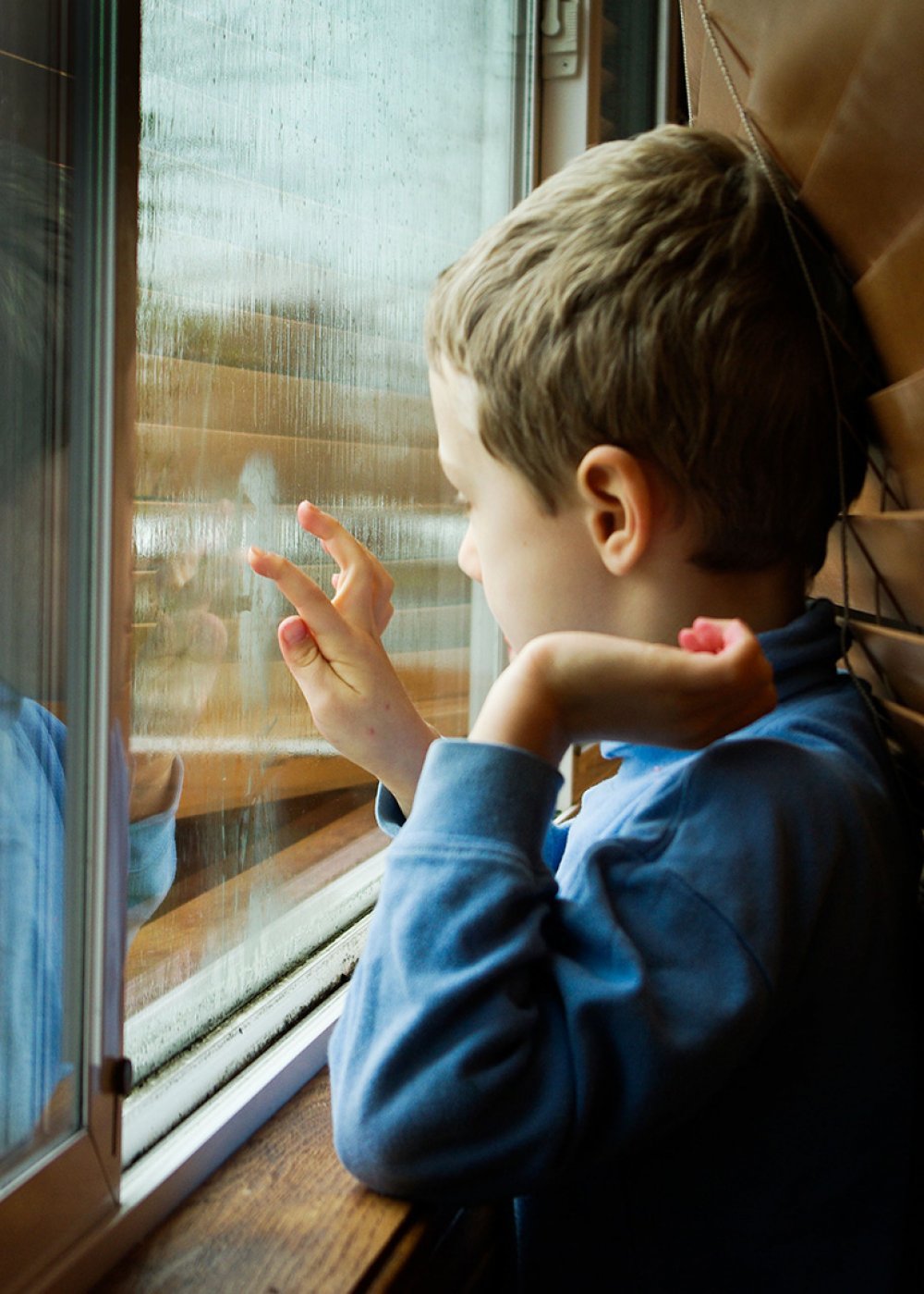 Грустный мальчик в окне. Мальчик у окна. Грустный мальчик. Ребенок смотрит в окно. Ребенок грустит.