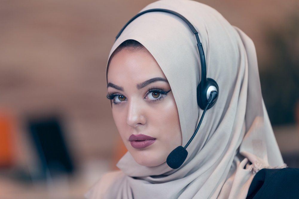 Футуристичное будущее девушка в платке арабка с телефоном. Arabian woman Operator. Самые красивые арабские женщины работающие на конт разведку. Телефон арабов