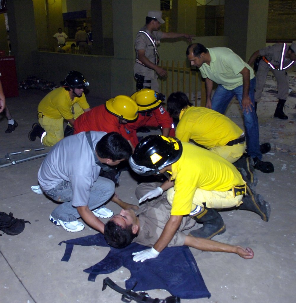 Mrtvi policajci, veljača 2009., Paragvajski nacionalni nogometni stadion Defensores del Chaco u Asuncionu zatvoren je do daljnjega nakon tragedije koja se dogodila u nedjelju 
Tijekom utakmice dviju amaterskih momčadi na nacionalnom stadionu poginula su 