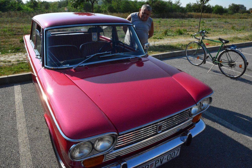 Stari automobili pokorili parkiralište u Slavonskom Brodu tportal