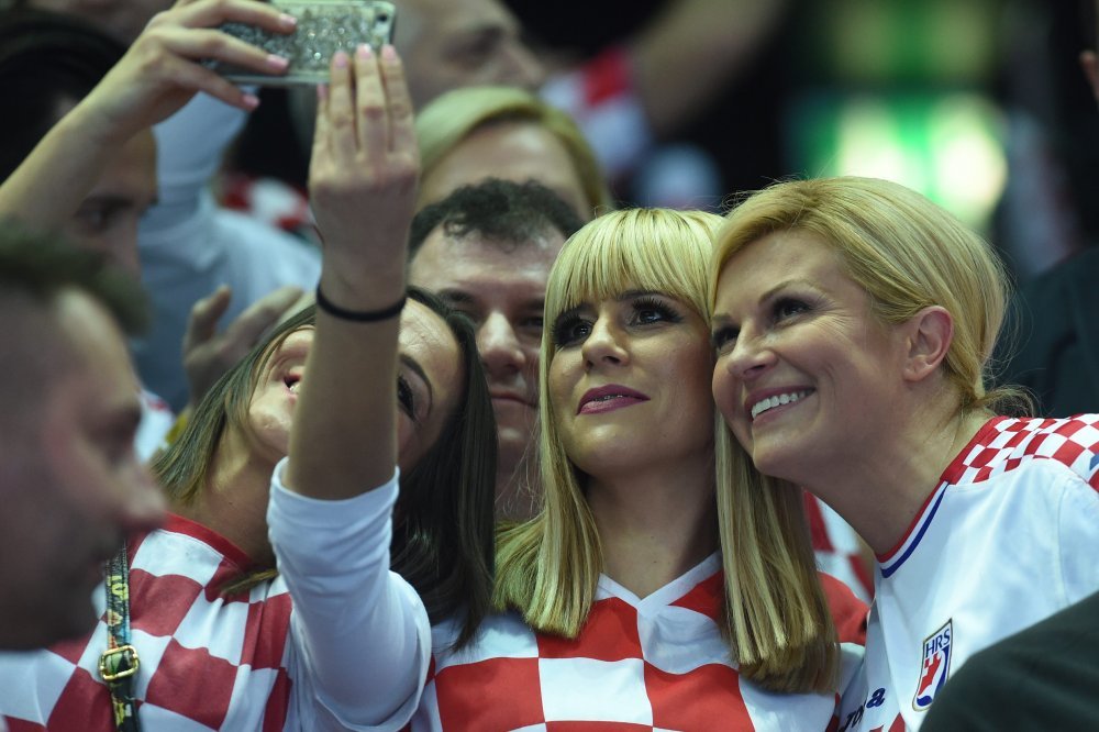 Predsjednica se rado fotografirala s okupljenim navijačima