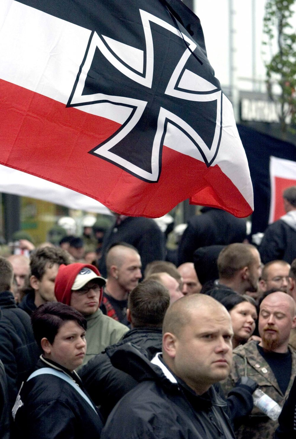 Неонацист что это. Ультраправые в Германии неонацисты Германии. Скинхеды неонацисты.