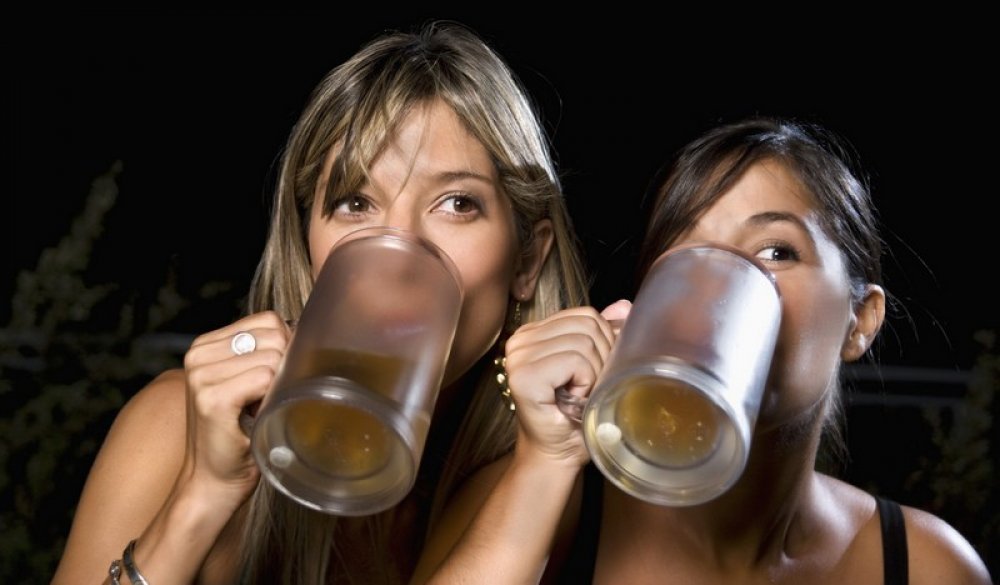 Пиво пить вместе. Две подруги выпивают. Две подруги бухают. Две женщины пьют пиво.