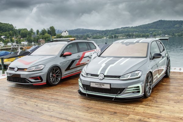 VW Golf R 4MOTION FighteR (lijevo) i VW Golf GTI Aurora (desno) (2019.)