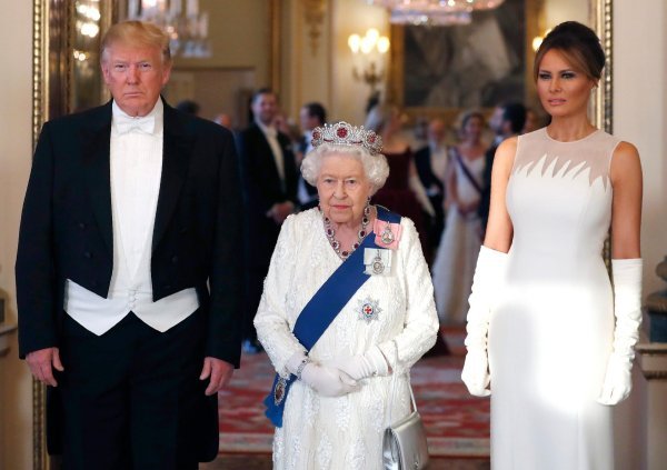 Donald i Melania Trump na svečanoj večeri u Buckinghamskoj palači koju je u njihovu čast organizirala kraljica Elizabeta II.