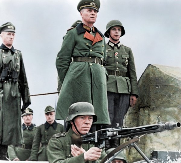 Njemački feldmaršal Erwin Rommel prilikom obilaska obrambenih pozicija uoči savezničke operacije Overlord