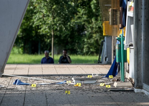 U ranim jutarnjim satima u Sigetu je raznesen bankomat, popucala su okolna stakla