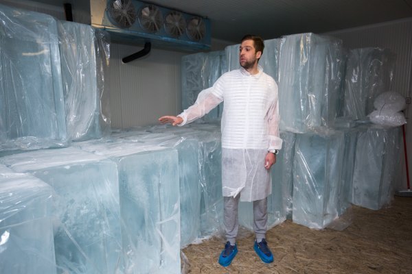 Boris Radovanović u hladnjači među blokovima leda