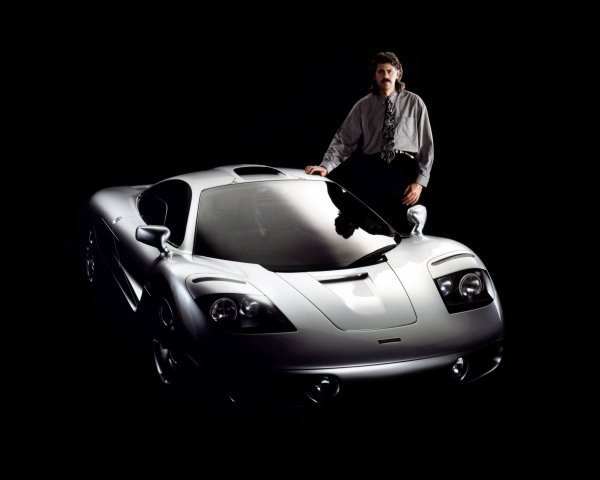 Prof. Gordon Murray pored svog McLaren F1 superautomobila 1992. godine