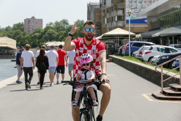 Osijek: Navijači uoči utakmice između Hrvatske i Walesa