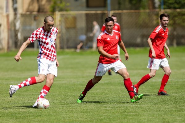 Prijateljska utakmica navijača Hrvatske i Walesa