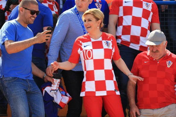 Kolinda Grabar-Kitarović u društvu supruga na utakmici Hrvatska - Wales