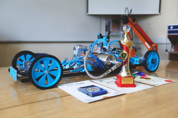 Nagrađeni autonomni robot na stlačeni zrak