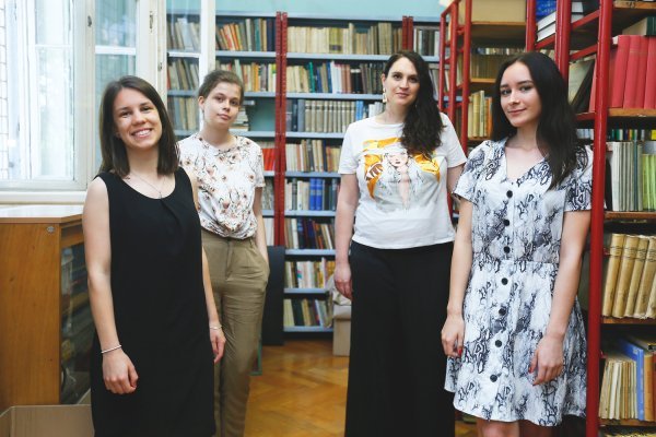 Klara Čelan, Petra Dunja Grujić Ostojić i Filipa Lovrić uz mentoricu Ivanu Lovrić