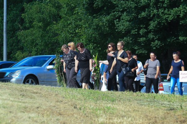 Dalj: Posljednji ispraćaj tragično preminulih djevojčica