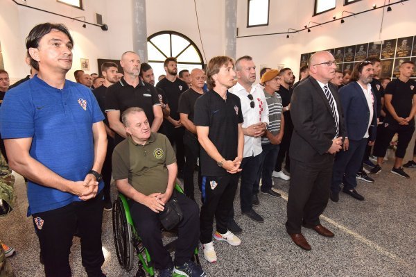 Hrvatski nogometni reprezentativci posjetili vojarnu 7. gardijske brigade Pume