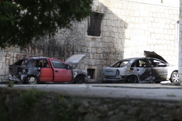 Nedaleko od pošte u Kaštel Sućurcu u potpunosti izgorjela dva automobila