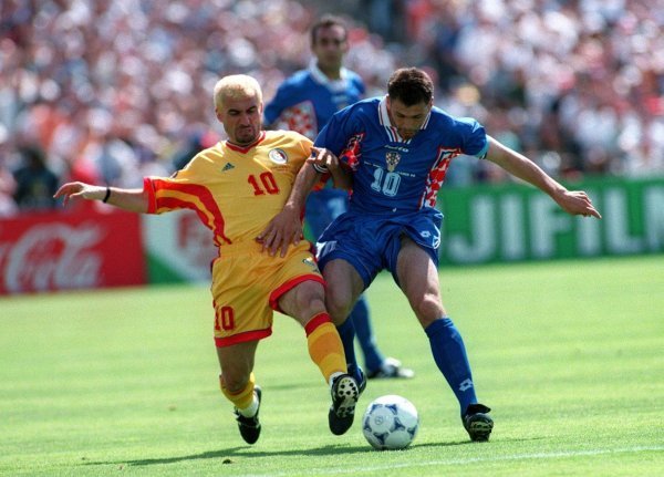 Dvoboj 'desetki' 1998. godine - Gheorghe Hagi i Zvone Boban u osmini finala SP-a u Francuskoj '98. Hrvatska je tada slavila 1:0 golom Šukera