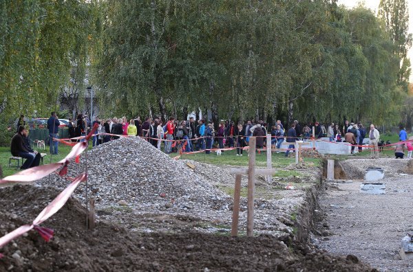 Početak radova na Munjarskom putu, u pozadini prosvjed građana