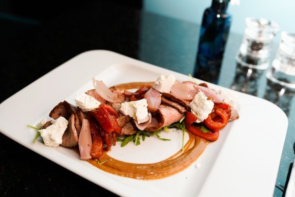 Roast beef (ramstek, pecena paprika, ukiseljene lucice, kozji sir)- Mime's