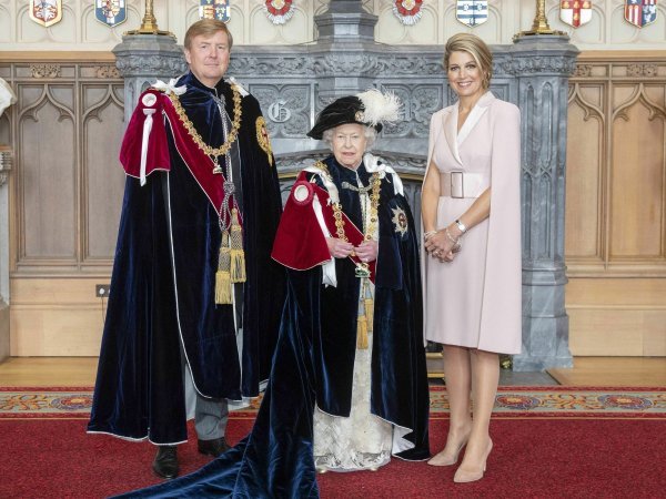 Kralj Willem-Alexander i kraljica Maxima poziraju s kraljicom Elizabetom II.