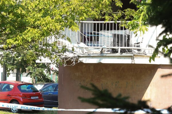 Vinkovci: Policijski očevid nakon snažne detonacije ispod balkona stambene zgrade