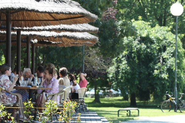 Zagreb: Građani iskoristili praznik za boravak na Jarunu uz kupanje, sunčanje i roštilj