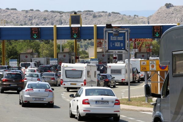 Zbog velike gužve na Krčkom mostu otvoreno je šest naplatnih postaja
