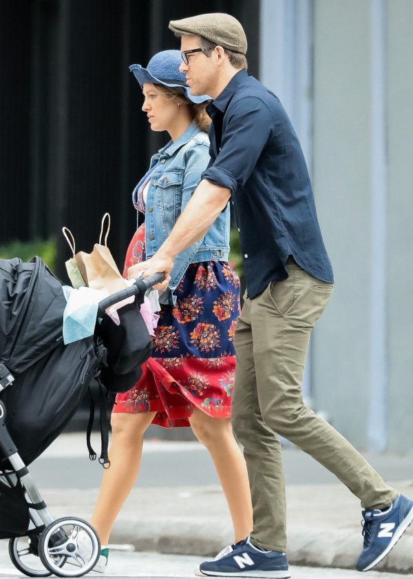 Trudna Blake Lively i suprug Ryan Reynolds s kćerima u šetnji
