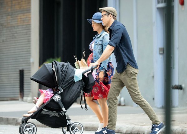 Blake Lively i Ryan Reynolds s kćerima u šetnji 