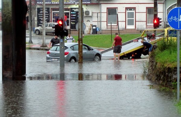 Sisak: Vozilo u vodi na križanju Fistrovićeve i Kukuljevićeve