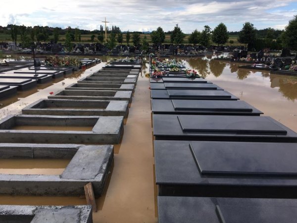 Poplavljeno groblje u Požegi