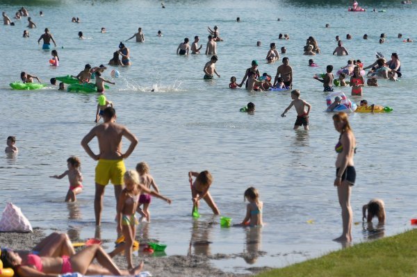 Kupači uživaju na bavarskom jezeru Riemersee