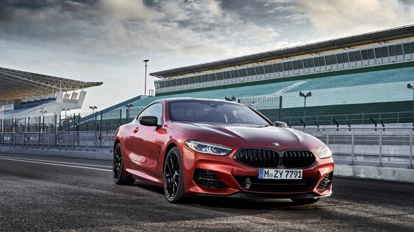 V8 motor u BMW 850i coupe emitira više od 220 grama CO2 po kilometru.