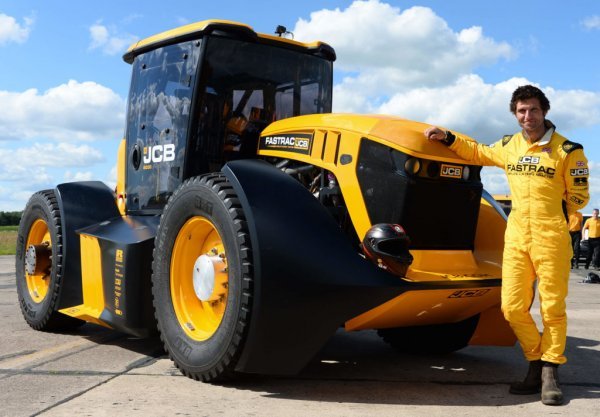 JCB Fastrac 8000 je pri rušenju rekorda vozio Guy Martin