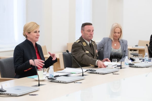 Predsjednica RH Kolinda Predsjednica Kolinda Grabar-Kitarović, načelnik Glavnog stožera OS RH Mirko Šundov i predstojnica Ureda predsjednice Anamarija Kirinić