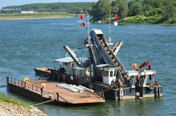 Riječni brod za vađenje pijeska i šljunka