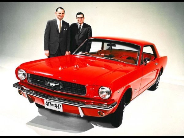 Na predstavljanju Ford Mustanga 1965. Lee Iacocca je na slici lijevo