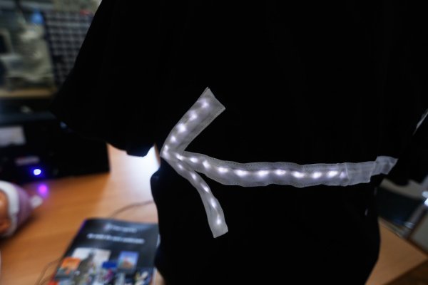 Pametna biciklistička jakna s LED diodama koje svijetle ovisno o smjeru kretanja