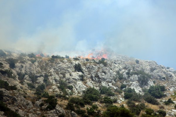 Iznad Grebaštice izbio veliki požar, u pomoć stigla dva kanadera