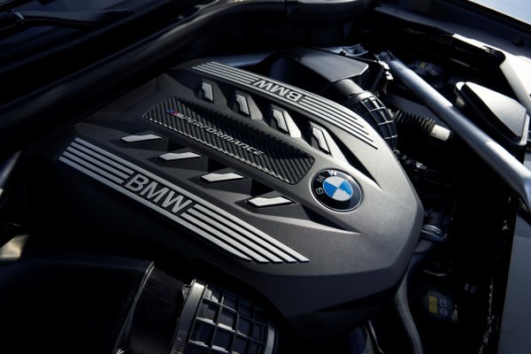 BMW M novorazvijeni je benzinski motor V8 s dvije turbine snage 530 KS (390 kW) i sa 750 Nm najvećeg okretnog momenta