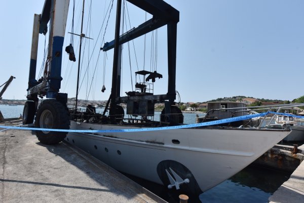 Na otoku Murteru izgorjela jedrilica, te su oštećena dva broda