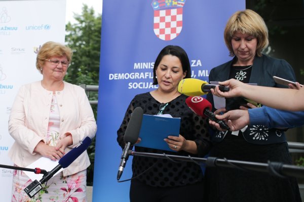 Ministarstvo obitelji i UNICEF obiteljskim centrima uručili službena vozila